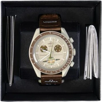 Title: Swatch x MoonSwatch Mission to Saturn bioceramic chronograph (New)
Brand: Omega
Model: MoonSwatch Mission to Saturn
Ref: SO33T100
Category: Racing
Diameter: 42mm
Functions: Kronograf
Year: 2023
Price: 2000
Condition: 8.5
Dial Color: Brun
Strap: Stof
Case material: Andet
Gender: Herre
Match: 100.0%
Billedet er ejet af Bruun Rasmussen (816377) Et Omega ur