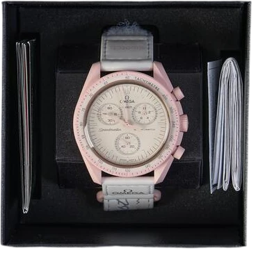 Title: MoonSwatch Mission to Venus bioceramic quartz chronograph 2023 (New)
Brand: Omega
Model: MoonSwatch Mission to Venus
Ref: S033P100
Category: Sport
Diameter: 42mm
Functions: Kronograf
Year: 2023
Price: 2000
Condition: 8.5
Dial Color: Hvid
Strap: Stof
Case material: Andet
Gender: Herre
Match: 100.0%
Billedet er ejet af Bruun Rasmussen (816389) Et Omega ur