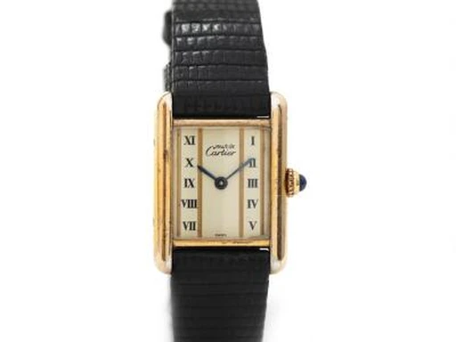 Title: Must de Tank wristwatch of goldplated sterling silver with black leather strap (New)
Brand: Cartier
Model: Must de Cartier Tank
Ref: 62504
Category: Dress
Diameter: 27mm
Functions: Dato
Year: 1990
Price: 5500
Condition: undefined
Dial Color: Hvid
Strap: Læder
Case material: Guld
Gender: Dame
Match: 100.0%
Billedet er ejet af Bruun Rasmussen (467448) Et Cartier ur