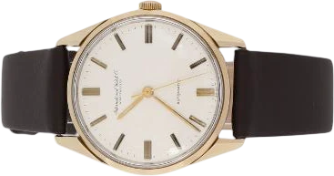 Title: Wristwatch with case of 14k gold and steel caseback, ref. 910A (New)
Brand: IWC
Model:
Ref: 910A
Category: Dress
Diameter: 35mm
Functions: Dato
Year: 1960
Price: 5000
Condition: 7.0
Dial Color: Hvid
Strap: Læder
Case material: Guld
Gender: Herre
Match: 100.0%
Billedet er ejet af Bruun Rasmussen (768095) Et IWC ur