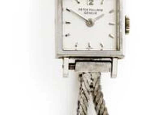 Title: armbåndsur i 18k hvidguld ref. 3285/21 med manuel optræk
Brand: Patek Philippe
Model:
Ref: 3285/21
Category: Dress
Diameter: 17mm
Functions:
Year: 1960
Price: 22500
Condition:
Dial Color: Hvid
Strap: Andet
Case material: Guld
Gender: Dame
Match: 100.0%
Billedet er ejet af Bruun Rasmussen (501390) Et Patek Philippe ur