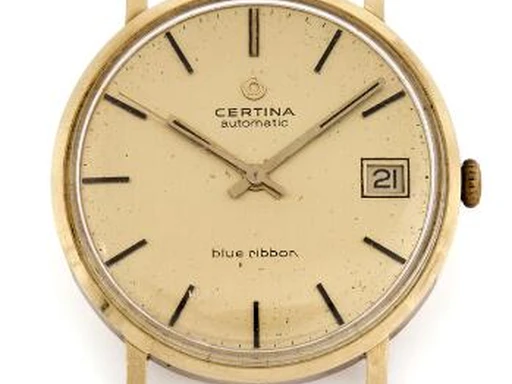 Title: Blue Ribbon 14k guld automatik fra 1970'erne med datovisning (New)
Brand: Certina
Model: Blue Ribbon
Ref: null
Category: Dress
Diameter: 34mm
Functions: Dato
Year: 1970
Price: 5000
Condition: undefined
Dial Color: Gul
Strap: Andet
Case material: Guld
Gender: Herre
Match: 100.0%
Billedet er ejet af Bruun Rasmussen (467503) Et Certina ur