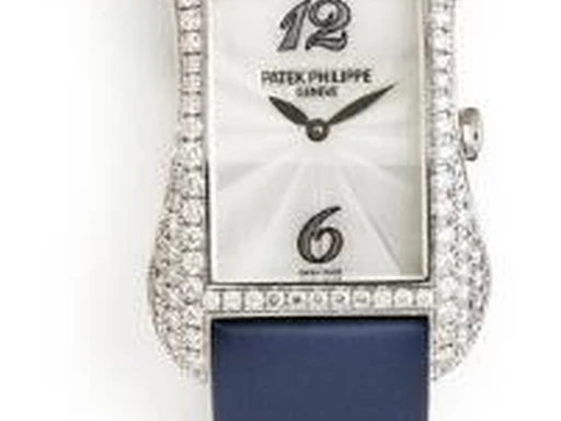 Title: Gondolo 18k hvidguld med brillantslebne diamanter, ref. 4972G-001
Brand: Patek Philippe
Model: Gondolo
Ref: 4972G-001
Category: Dress
Diameter: 22mm
Functions: Dato
Year: 2007
Price: 75000
Condition:
Dial Color: Hvid
Strap: Andet
Case material: Guld
Gender: Dame
Match: 100.0%
Billedet er ejet af Bruun Rasmussen (501426) Et Patek Philippe ur