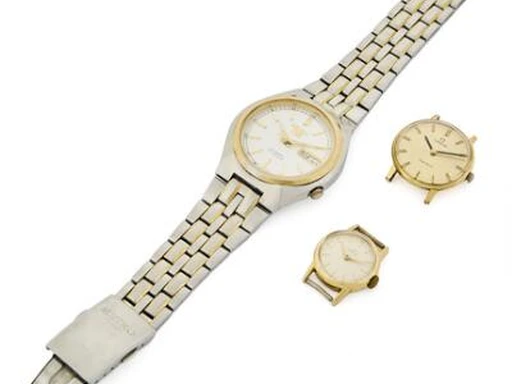 Title: stål herreur med dag og dato, manuelle og automatisk optræk (New)
Brand: Seiko
Model:
Ref: null
Category: Dress
Diameter: nullmm
Functions: Dato, Ugedag
Year: null
Price: 2500
Condition: undefined
Dial Color: Guld
Strap: Metal
Case material: Stål
Gender: Herre
Match: 100.0%
Billedet er ejet af Bruun Rasmussen (417472) Et Seiko ur