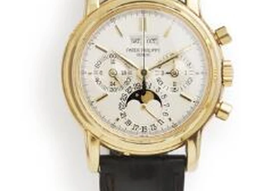 Title: Perpetual Calendar Chronograph Second Series 18k gold ref. 3970EJ
Brand: Patek Philippe
Model: Perpetual Calendar Chronograph “Second Series”
Ref: 3970EJ
Category: Dress
Diameter: 36mm
Functions: Kronograf, Dato, Månefase, Ugedag
Year: 1989
Price: 1000000
Condition: 10.0
Dial Color: Hvid
Strap: Læder
Case material: Guld
Gender: Herre
Match: 100.0%
Billedet er ejet af Bruun Rasmussen (501382) Et Patek Philippe ur