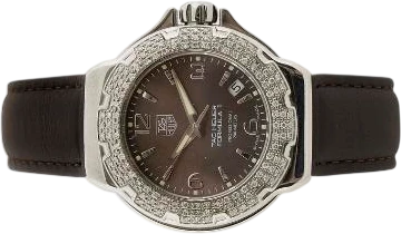 Titel: Formula 1 stål med diamantbesat krans, ref. WAC1217, år 2007 (Nyhed)
Mærke: Tag Heuer
Model: Formula 1
Ref.: WAC1217
Kategori: Sport
Diameter: 37mm
Funktioner: Dato
Årgang: 2007
Pris: 13500
Stand: 7.0 (Brugt)
Skivefarve: Brun
Rem: Læder
Kassemateriale: Stål
Køn: Herre
Match: 100.0%
Billedet ejes af Bruun Rasmussen (961480) Et Tag Heuer ur