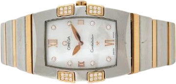 Titel: Constellation af 18k guld og stål med perlemorsskive og diamanter (Nyhed)
Mærke: Omega
Model: Constellation
Ref.: 895.1290
Kategori: Dress
Diameter: 25mm
Funktioner: Dato
Årgang: 2007
Pris: 11000
Stand: 7.0 (Brugt)
Skivefarve: Hvid
Rem: Metal
Kassemateriale: Guld
Køn: Dame
Match: 100.0%
Billedet ejes af Bruun Rasmussen (951037) Et Omega ur