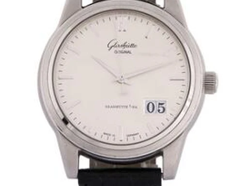 Title: Senator AutoDate i stål fra 2005 med dato (New)
Brand: Glashütte Original
Model: Senator AutoDate
Ref: 38–42-04–22-04
Category: Dress
Diameter: 39mm
Functions: Dato
Year: 2005
Price: 22500
Condition: undefined
Dial Color: Hvid
Strap: Læder
Case material: Stål
Gender: Herre
Match: 100.0%
Billedet er ejet af Bruun Rasmussen (317637) Et Glashütte Original ur