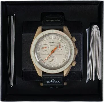 Title: MoonSwatch Mission to Jupiter bioceramic chronograph (New)
Brand: Omega
Model: MoonSwatch Mission to Jupiter
Ref: SO33C100
Category: Racing
Diameter: 42mm
Functions: Kronograf
Year: 2023
Price: 2000
Condition: 8.5
Dial Color: Hvid
Strap: Stof
Case material: Andet
Gender: Herre
Match: 100.0%
Billedet er ejet af Bruun Rasmussen (816388) Et Omega ur