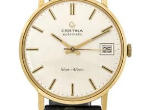 Title: Blue Ribbon af 18k guld med automatisk mekanisk urværk og dato fra 1970'erne (New)
Brand: Certina
Model: Blue Ribbon
Ref: null
Category: Dress
Diameter: 34mm
Functions: Dato
Year: 1970
Price: 7000
Condition: undefined
Dial Color: Hvid
Strap: Læder
Case material: Guld
Gender: Herre
Match: 100.0%
Billedet er ejet af Bruun Rasmussen (467430) Et Certina ur