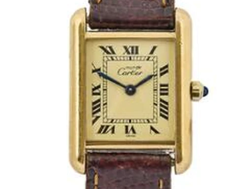 Title: Must de Tank guldbelagt sølvur med brun læderrem (New)
Brand: Cartier
Model: Must de Cartier Tank
Ref: 3 66001
Category: Dress
Diameter: 20mm
Functions: Dato
Year: 1990
Price: 7000
Condition: undefined
Dial Color: Guld
Strap: Læder
Case material: Andet
Gender: Dame
Match: 100.0%
Billedet er ejet af Bruun Rasmussen (467463) Et Cartier ur