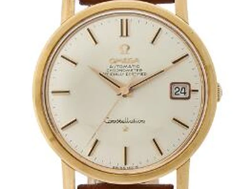 Title: Constellation i 18k guld med dato, årgang 1966
Brand: Omega
Model: Constellation
Ref: 168.010/11
Category: Dress
Diameter: 35mm
Functions: Dato
Year: 1966
Price: 13500
Condition: undefined
Dial Color: Hvid
Strap: Læder
Case material: Guld
Gender: Herre
Match: 100.0%
Billedet er ejet af Bruun Rasmussen (417424) Et Omega ur