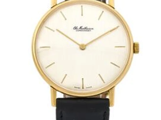 Title: herreur i 18 karat guld, Quartz, 1990'erne (New)
Brand: Ole Mathiesen
Model:
Ref: null
Category: Dress
Diameter: 35mm
Functions: Dato
Year: 1990
Price: 9000
Condition: undefined
Dial Color: Hvid
Strap: Læder
Case material: Guld
Gender: Herre
Match: 100.0%
Billedet er ejet af Bruun Rasmussen (467505) Et Ole Mathiesen ur