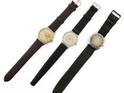 Title: Tre & Edona herre armbåndsure fra 1950'erne-1960'erne med mekaniske håndoptræk
Brand: Certina
Model: 
Ref: null
Category: Dress
Diameter: nullmm
Functions: 
Year: 1950
Price: 2500
Condition: undefined
Dial Color: null
Strap: Læder
Case material: Stål
Gender: Herre
Match: 100.0%
Billedet er ejet af Bruun Rasmussen (417483) Et Certina ur