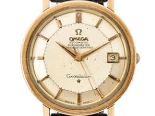 Title: Constellation "Pie Pan" guldbelagt stål med automatisk optræk og dato, 1966 (New)
Brand: Omega
Model: Constellation "Pie Pan"
Ref: 168.004
Category: Dress
Diameter: 35mm
Functions: Dato
Year: 1966
Price: 8000
Condition: undefined
Dial Color: Hvid
Strap: Læder
Case material: Andet
Gender: Herre
Match: 100.0%
Billedet er ejet af Bruun Rasmussen (467479) Et Omega ur