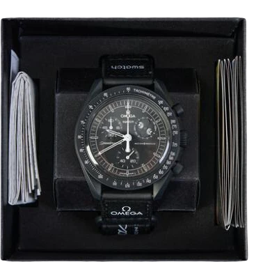 Title: Omega MoonSwatch “Mission to the Moonphase” Snoopy bioceramic quartz chronograph 2024 (New)
Brand: Swatch
Model: MoonSwatch “Mission to the Moonphase” Snoopy
Ref: S033B700
Category: Sport
Diameter: 42mm
Functions: Kronograf
Year: 2024
Price: 3000
Condition: 8.5
Dial Color: Sort
Strap: Stof
Case material: Andet
Gender: Herre
Match: 100.0%
Billedet er ejet af Bruun Rasmussen (816410) Et Swatch ur