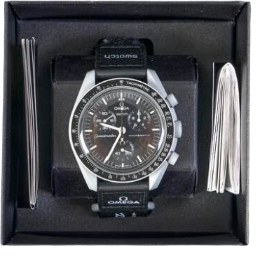 Title: Swatch x MoonSwatch Mission to the Moon (Moonshine Beaver) bioceramic chronograph 42 mm 2023 (New)
Brand: Omega
Model: MoonSwatch Mission to the Moon (Moonshine Beaver)
Ref: SO33M102–111
Category: Sport
Diameter: 42mm
Functions: Kronograf
Year: 2023
Price: 3000
Condition: 8.5
Dial Color: Sort
Strap: Stof
Case material: Andet
Gender: Herre
Match: 100.0%
Billedet er ejet af Bruun Rasmussen (816356) Et Omega ur