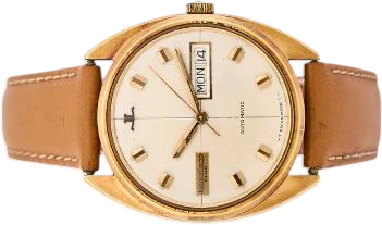 Title: Club Day Date i forgyldt stål, ref. E300706, 1970'erne
Brand: Jaeger-LeCoultre
Model: Club Day Date
Ref: E300706
Category: Dress
Diameter: 34mm
Functions: Dato, Ugedag
Year: 1970
Price: 9000
Condition: 6.0
Dial Color: Hvid
Strap: Læder
Case material: Stål
Gender: Herre
Match: 100.0%
Billedet er ejet af Bruun Rasmussen (628711) Et Jaeger-LeCoultre ur