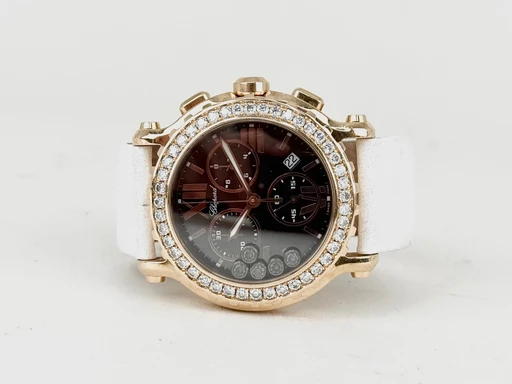 Title: Happy Sport Chronograph Rose gold
Brand: Chopard
Model: Happy Sport Chronograph Rose gold Diamonds
Ref: 288515-9004
Category: Sport
Diameter: 42mm
Functions: Dato, Kronograf
Year: null
Price: 82499
Condition: undefined
Dial Color: Sort
Strap: Læder
Case material: Guld
Gender: Herre
Match: 100.0%
Billedet er ejet af Chrono Collective (266701) Et Chopard ur