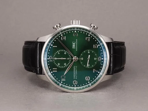 Title: Portuguese - on hold
Brand: IWC
Model: Portuguese Chronograph
Ref: IW371615
Category: Racing
Diameter: 41mm
Functions: Kronograf
Year: 2023
Price: null
Condition: undefined
Dial Color: Grøn
Strap: Læder
Case material: Stål
Gender: Herre
Match: 100.0%
Billedet er ejet af Chrono (101084) Et IWC ur