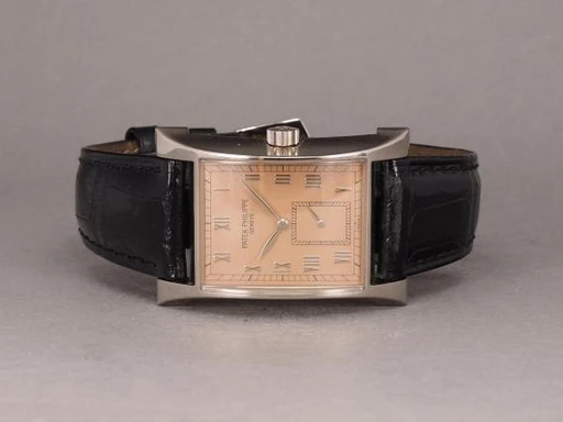 Title: Pagoda - 5500G Ltd. - WG
Brand: Patek Philippe
Model: Pagoda Commemorative
Ref: 5500G
Category: Dress
Diameter: 29mm
Functions:
Year: 1997
Price: 235000
Condition: 8.0
Dial Color: Brun
Strap: Læder
Case material: Guld
Gender: Herre
Match: 100.0%
Billedet er ejet af Chrono (168083) Et Patek Philippe ur