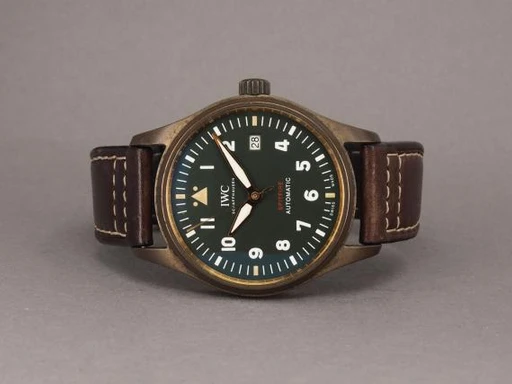 Title: Spitfire Bronze IW326802
Brand: IWC
Model: IWC Spitfire Bronze
Ref: IW326802
Category: Pilot
Diameter: 39mm
Functions: Dato
Year: 2020
Price: 30000
Condition: undefined
Dial Color: Grøn
Strap: Læder
Case material: Andet
Gender: Herre
Match: 100.0%
Billedet er ejet af Chrono (253297) Et IWC ur