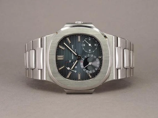 Title: Nautilus 3712/1A - 2022 PP service
Brand: Patek Philippe
Model: Nautilus 3712/1A-001
Ref: null
Category: Dress
Diameter: 42mm
Functions: Dato, Månefase
Year: 2006
Price: 895000
Condition: undefined
Dial Color: Blå
Strap: Metal
Case material: Stål
Gender: Herre
Match: 100.0%
Billedet er ejet af Chrono (358468) Et Patek Philippe ur