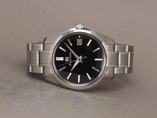 Title: Heritage SBGV223 - 6/2020
Brand: Grand Seiko
Model: Heritage
Ref: SBGV223
Category: Dress
Diameter: 40mm
Functions: Dato
Year: 2020
Price: 17000
Condition: undefined
Dial Color: Sort
Strap: Metal
Case material: Stål
Gender: Herre
Match: 100.0%
Billedet er ejet af Chrono (147424) Et Grand Seiko ur