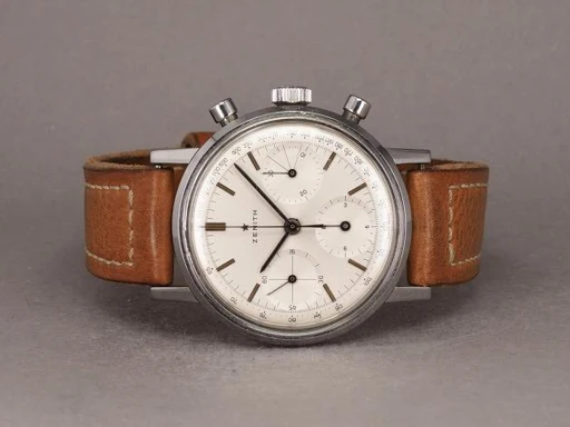 Title: Chronograph A273
Brand: Zenith
Model: Zenith Chronograph 146HP
Ref: A273
Category: Racing
Diameter: 37mm
Functions: Kronograf
Year: 1960
Price: 27000
Condition: undefined
Dial Color: Sølv
Strap: Læder
Case material: Stål
Gender: Herre
Match: 100.0%
Billedet er ejet af Chrono (100967) Et Zenith ur