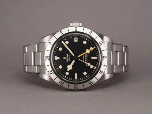 Title: Black Bay Pro 79470 - on hold
Brand: Tudor
Model: Black Bay Pro
Ref: 79470-0001
Category: Sport
Diameter: 39mm
Functions: GMT, Dato
Year: 2023
Price: 24000
Condition: undefined
Dial Color: Sort
Strap: Metal
Case material: Stål
Gender: Herre
Match: 100.0%
Billedet er ejet af Chrono (344018) Et Tudor ur