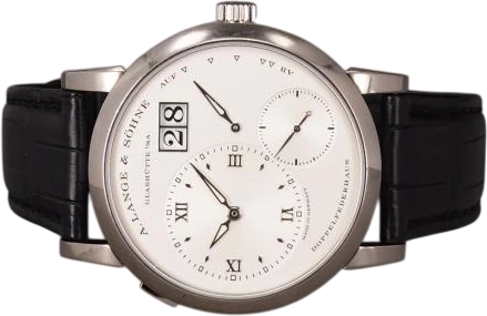 Title: Lange 1 191.039 - 24 service
Brand: A. Lange & Söhne
Model: Lange 1
Ref: 191.039
Category: Dress
Diameter: 38mm
Functions: Dato
Year: 2017
Price: 275000
Condition: 8.0
Dial Color: Hvid
Strap: Læder
Case material: Guld
Gender: Herre
Match: 100.0%
Billedet er ejet af Chrono (101195) Et A. Lange & Söhne ur