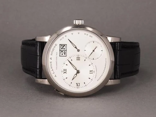 Title: Lange 1 191.039 - 24 service
Brand: A. Lange & Söhne
Model: Lange 1
Ref: 191.039
Category: Dress
Diameter: 38mm
Functions: Dato
Year: 2017
Price: 275000
Condition: undefined
Dial Color: Hvid
Strap: Læder
Case material: Guld
Gender: Herre
Match: 100.0%
Billedet er ejet af Chrono (101195) Et A. Lange & Söhne ur