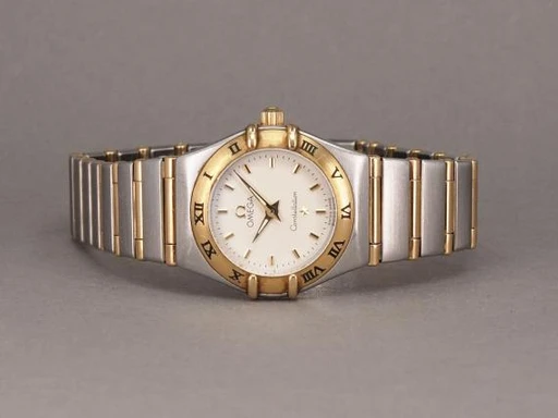 Title: Constellation G/S 1262.30.00 (New)
Brand: Omega
Model: Constellation Lady G/S
Ref: 1262.30.00
Category: Dress
Diameter: 22mm
Functions:
Year: 1997
Price: 12000
Condition: undefined
Dial Color: Sølv
Strap: Metal
Case material: Stål
Gender: Dame
Match: 100.0%
Billedet er ejet af Chrono (485816) Et Omega ur