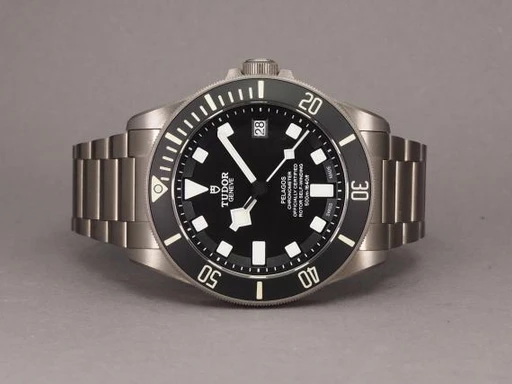 Title: Pelagos 25600TN - Mint 2020 (New)
Brand: Tudor
Model: Pelagos
Ref: 25600TN
Category: Dykker
Diameter: 42mm
Functions: Dato
Year: 2020
Price: 30000
Condition: undefined
Dial Color: Sort
Strap: Metal
Case material: Titanium
Gender: Herre
Match: 100.0%
Billedet er ejet af Chrono (452130) Et Tudor ur