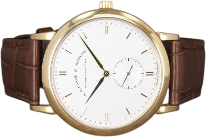 Title: Saxonia 215.021
Brand: A. Lange & Söhne
Model: Saxonia
Ref: 215.021
Category: Dress
Diameter: 37mm
Functions: Dato
Year: 2008
Price: 120000
Condition: 9.0
Dial Color: Hvid
Strap: Læder
Case material: Guld
Gender: Herre
Match: 100.0%
Billedet er ejet af Chrono (101236) Et A. Lange & Söhne ur