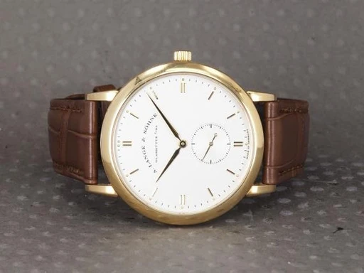 Title: Saxonia 215.021
Brand: A. Lange & Söhne
Model: Saxonia
Ref: 215.021
Category: Dress
Diameter: 37mm
Functions: Dato
Year: 2008
Price: 120000
Condition: undefined
Dial Color: Hvid
Strap: Læder
Case material: Guld
Gender: Herre
Match: 100.0%
Billedet er ejet af Chrono (101236) Et A. Lange & Söhne ur
