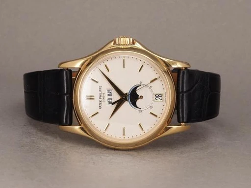 Title: 5125J - 'Wempe'
Brand: Patek Philippe
Model: Annual Calendar Wempe 125 Edition
Ref: 5125J - 010
Category: Dress
Diameter: 37mm
Functions: Dato, Ugedag, Månefase
Year: 2003
Price: 465000
Condition: undefined
Dial Color: Hvid
Strap: Læder
Case material: Guld
Gender: Herre
Match: 100.0%
Billedet er ejet af Chrono (135080) Et Patek Philippe ur