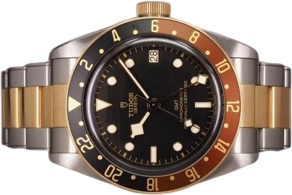 Title: BB GMT 79833MN - 7/2024 (New)
Brand: Tudor
Model: Black Bay GMT S&G
Ref: 79833MN
Category: Dykker
Diameter: 41mm
Functions: GMT, Dato
Year: 2024
Price: 33000
Condition: 8.0
Dial Color: Sort
Strap: Metal
Case material: Guld
Gender: Herre
Match: 100.0%
Billedet er ejet af Chrono (639002) Et Tudor ur