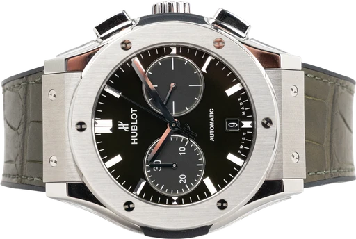 Titel: Classic Fusion Chronograph
Mærke: Hublot
Model: Classic Fusion Chronograph
Ref.: 521.NX.8970.LR
Kategori: Racing
Diameter: 45mm
Funktioner: Kronograf, Dato
Årgang:
Pris: 62999
Stand: 9.0 (Brugt)
Skivefarve: Sort
Rem: Andet
Kassemateriale: Titanium
Køn: Herre
Match: 100.0%
Billedet ejes af Chrono Collective (898685) Et Hublot ur