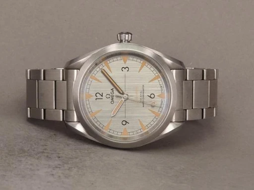 Title: Seamaster Railmaster Co-Axial
Brand: Omega
Model: Seamaster Railmaster
Ref: 220.10.40.20.06.001
Category: Sport
Diameter: 40mm
Functions: Dato, Ugedag, Kronograf
Year: 2020
Price: 26000
Condition: undefined
Dial Color: Grå
Strap: Metal
Case material: Stål
Gender: Herre
Match: 100.0%
Billedet er ejet af Chrono (137384) Et Omega ur