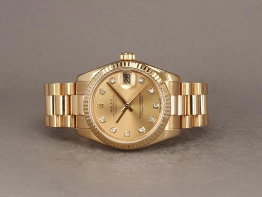 Title: Datejust 31 - 178278 - 18K
Brand: Rolex
Model: Datejust 31 18K
Ref: 178278
Category: Dress
Diameter: 31mm
Functions: Dato
Year: null
Price: 145000
Condition: undefined
Dial Color: Guld
Strap: Metal
Case material: Guld
Gender: Unisex
Match: 100.0%
Billedet er ejet af Chrono (141075) Et Rolex ur