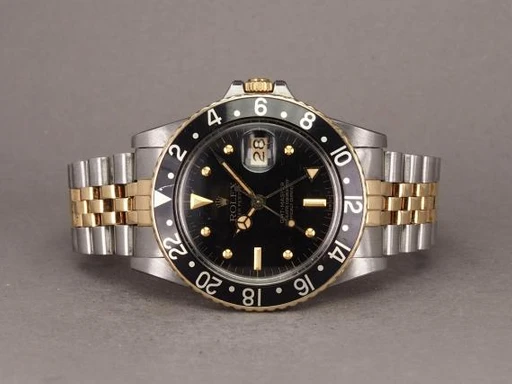 Title: GMT-Master 16753 Nipple Dial
Brand: Rolex
Model: GMT-Master Nipple Dial
Ref: 16753
Category: Pilot
Diameter: 40mm
Functions: Dato, GMT
Year: 1982
Price: 75000
Condition: 8.0
Dial Color: Sort
Strap: Metal
Case material: Stål
Gender: Herre
Match: 100.0%
Billedet er ejet af Chrono (100924) Et Rolex ur