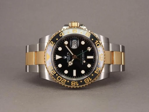Title: GMT-Master II G/S 116713LN - DK sæt
Brand: Rolex
Model: GMT-Master II G/S
Ref: 116713LN
Category: Sport
Diameter: 40mm
Functions: GMT, Dato
Year: 2007
Price: 92000
Condition: undefined
Dial Color: Sort
Strap: Metal
Case material: Guld
Gender: Herre
Match: 100.0%
Billedet er ejet af Chrono (313721) Et Rolex ur