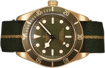 Title: Black Bay 58 18K 79018V
Brand: Tudor
Model: Black Bay 58 18K
Ref: 79018V
Category: Dykker
Diameter: 39mm
Functions: Dato
Year: 2021
Price: 75000
Condition: 9.0
Dial Color: Grøn
Strap: Stof
Case material: Guld
Gender: Herre
Match: 100.0%
Billedet er ejet af Chrono (452137) Et Tudor ur