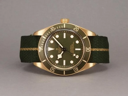 Title: Black Bay 58 18K 79018V (New)
Brand: Tudor
Model: Black Bay 58 18K
Ref: 79018V
Category: Dykker
Diameter: 39mm
Functions: Dato
Year: 2021
Price: 75000
Condition: undefined
Dial Color: Grøn
Strap: Stof
Case material: Guld
Gender: Herre
Match: 100.0%
Billedet er ejet af Chrono (452137) Et Tudor ur