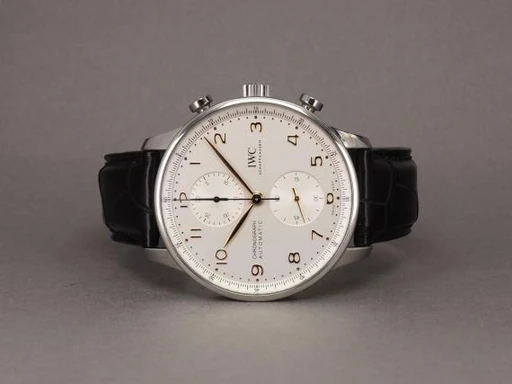 Title: Portugieser IW371604 - 4/2022
Brand: IWC
Model: Portugieser Chronograph
Ref: IW371604
Category: Dress
Diameter: 41mm
Functions: Kronograf
Year: 2022
Price: 50000
Condition: undefined
Dial Color: Hvid
Strap: Læder
Case material: Stål
Gender: Herre
Match: 100.0%
Billedet er ejet af Chrono (292441) Et IWC ur