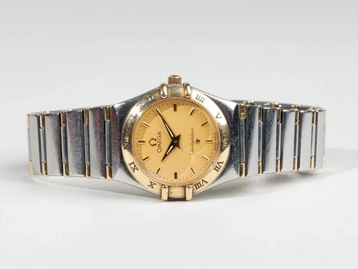 Title: Constellation (New)
Brand: Omega
Model: Omega Constellation
Ref: 13721000
Category: Dress
Diameter: 25mm
Functions:
Year: 1998
Price: 8499
Condition: undefined
Dial Color: Gul
Strap: Metal
Case material: Stål
Gender: Dame
Match: 100.0%
Billedet er ejet af Chrono Collective (467364) Et Omega ur