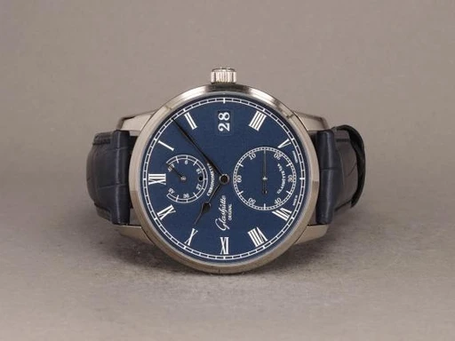 Title: Senator Chronometer WG
Brand: Glashütte Original
Model: Original Senator Chronometer WG
Ref: 1-58-01-05-34-30
Category: Dress
Diameter: 42mm
Functions: Dato
Year: 2024
Price: 150000
Condition: undefined
Dial Color: Blå
Strap: Læder
Case material: Guld
Gender: Herre
Match: 100.0%
Billedet er ejet af Chrono (141070) Et Glashütte Original ur