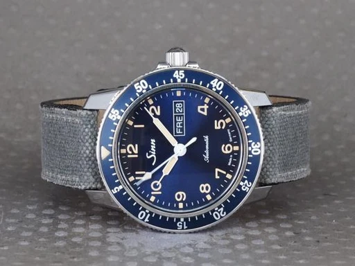 Title: Classic Pilot - on hold
Brand: Sinn
Model: Classic Pilot
Ref: 104 St Sa A B E
Category: Pilot
Diameter: 41mm
Functions: Dato, Ugedag
Year: 2020
Price: 15000
Condition: undefined
Dial Color: Blå
Strap: Stof
Case material: Stål
Gender: Herre
Match: 100.0%
Billedet er ejet af Chrono (101253) Et Sinn ur