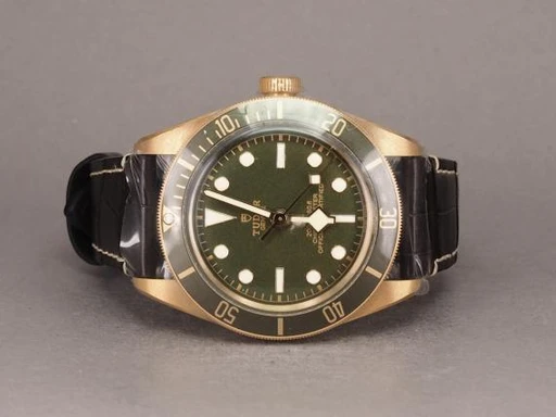 Title: Black Bay Fifty-Eight 58 18K
Brand: Tudor
Model: Black Bay Fifty-Eight 58 18K
Ref: 79018V
Category: Dykker
Diameter: 39mm
Functions: 
Year: 2022
Price: 90000
Condition: undefined
Dial Color: Grøn
Strap: Læder
Case material: Guld
Gender: Herre
Match: 100.0%
Billedet er ejet af Chrono (101049) Et Tudor ur